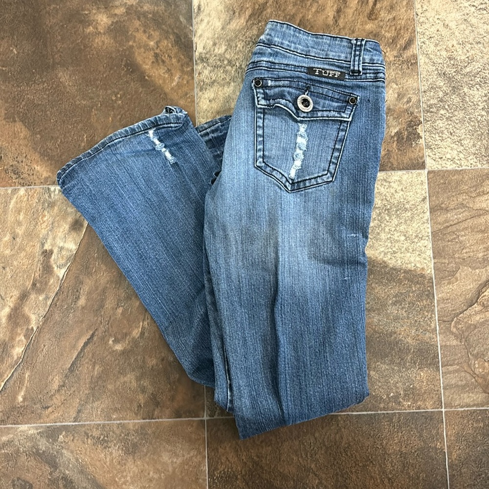 Distresses Cowgirl Tuff boot cut jeans!